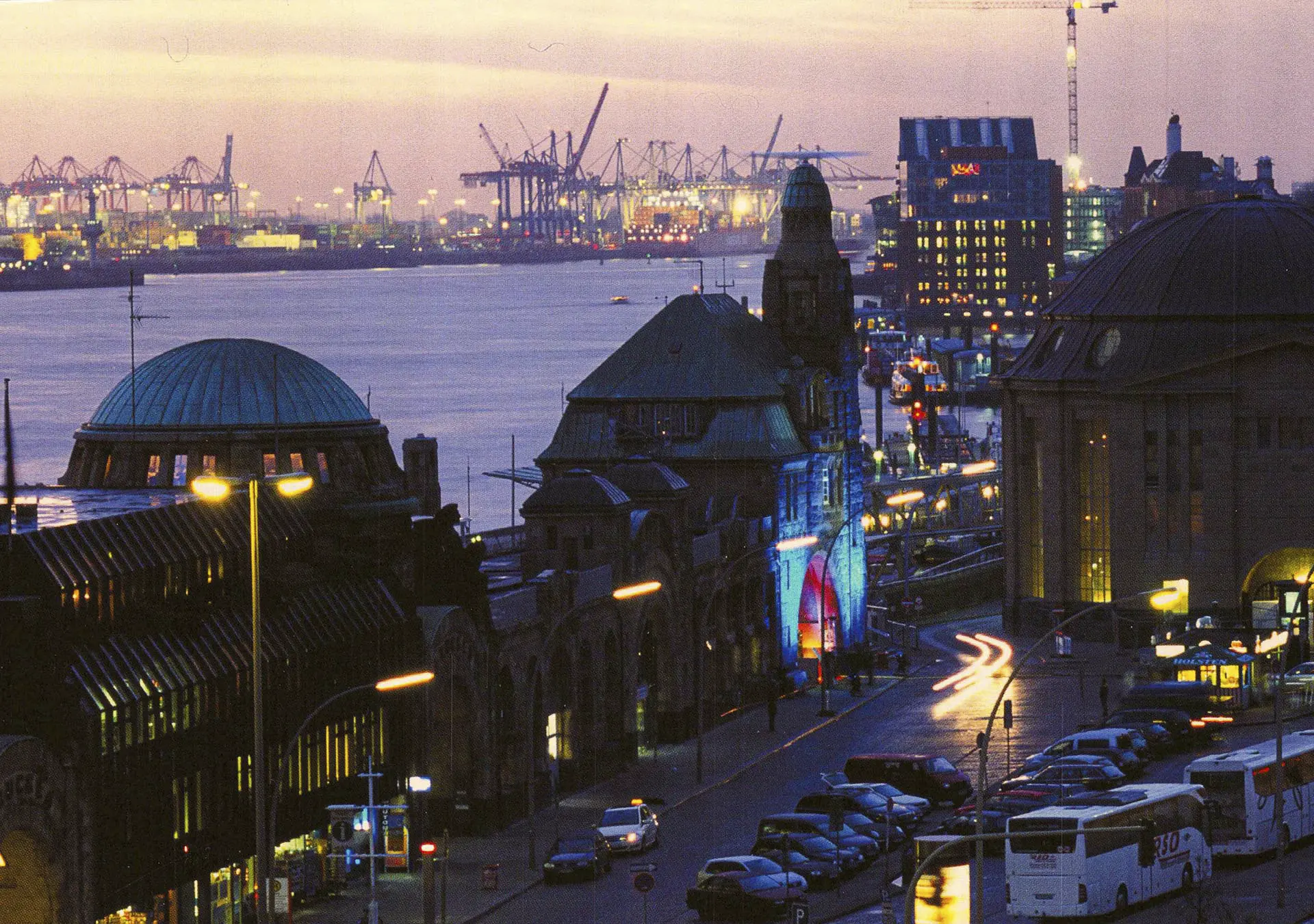 Elbe und St. Pauli Landungsbrücken, Hamburg, Deutschland